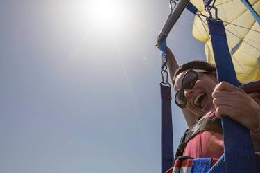 Experiencia acuática en parasailing en Playa Blanca